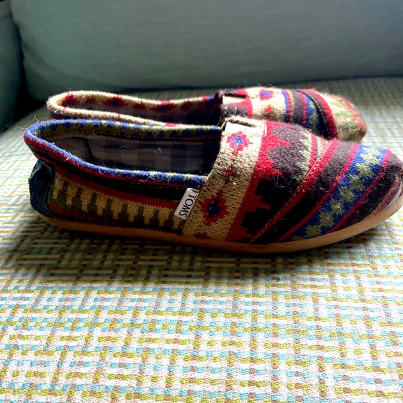 TOMS Aztec print flats. - Picture 2 of 4